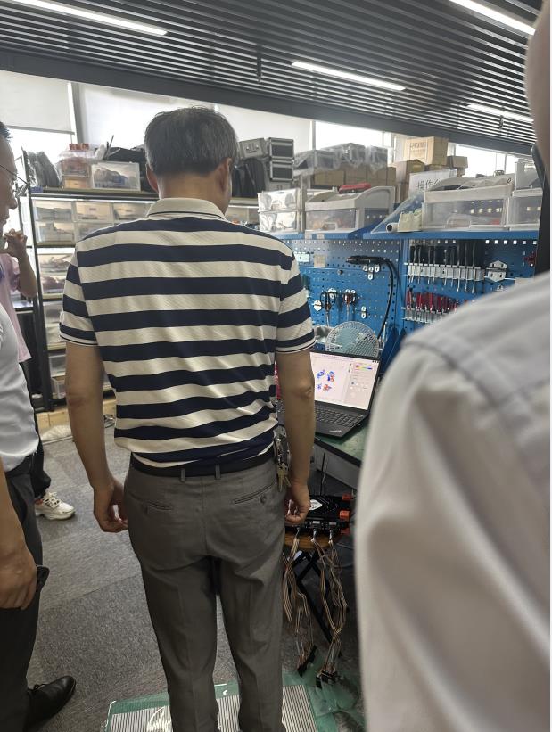 热烈欢迎杨浦区科学技术委员会和上海无线电设备研究所各领导莅临我司参观指导！.jpg